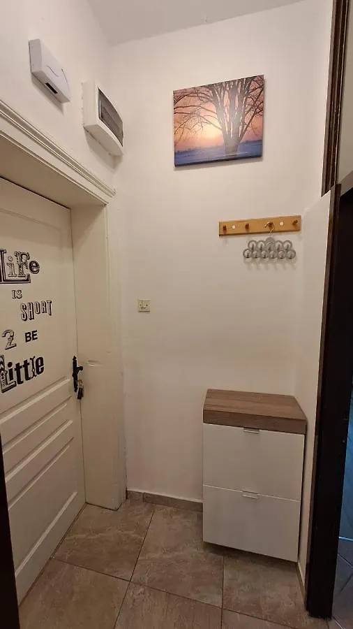 Red Blue With Private Parking And Gray Blue Apartment Pula Kroatien