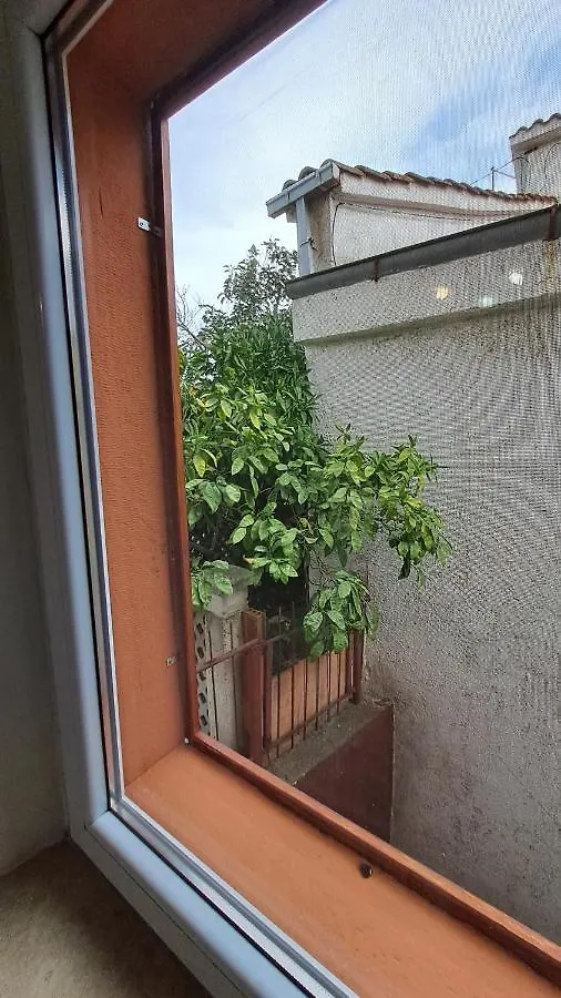 Red Blue With Private Parking And Gray Blue Apartment Pula Croatie