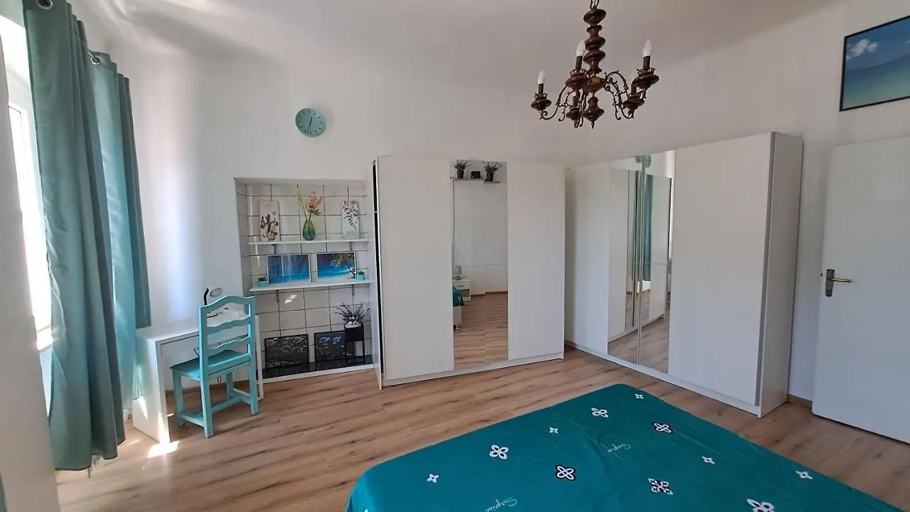 Red Blue With Private Parking And Gray Blue Apartment Pula Croatie