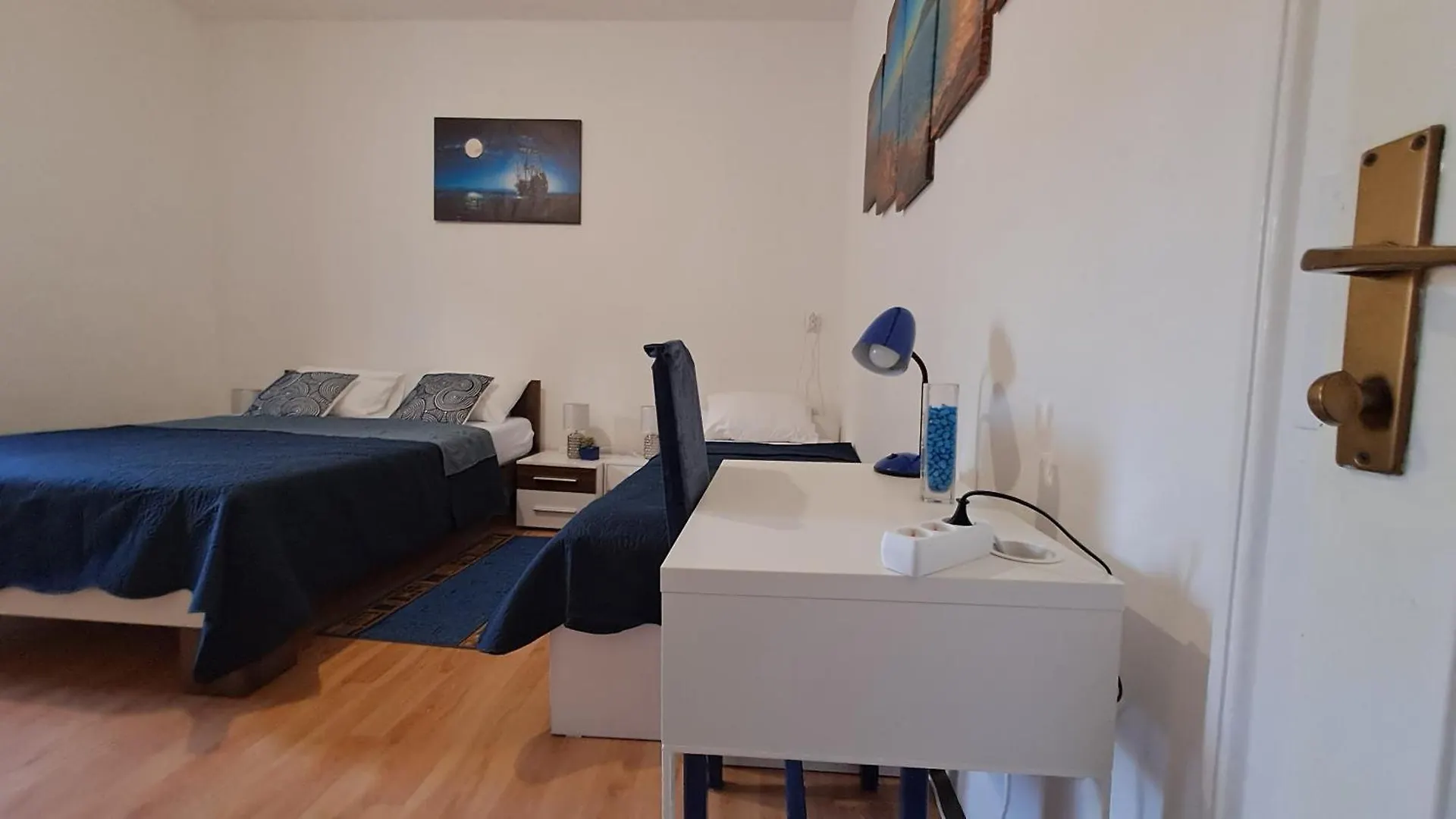 Red Blue With Private Parking And Gray Blue Apartment Pula 0*,