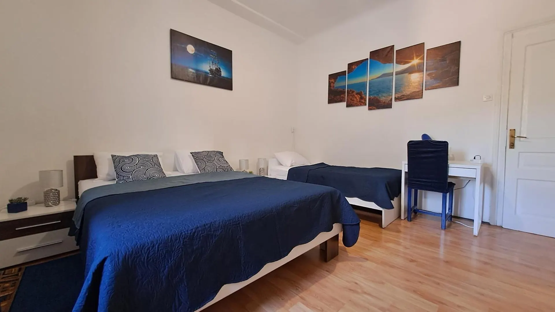 Red Blue With Private Parking And Gray Blue Apartment Pula