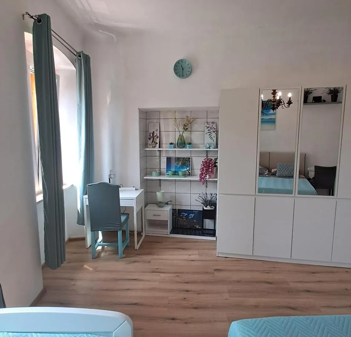 Red Blue With Private Parking And Gray Blue Apartment Pula
