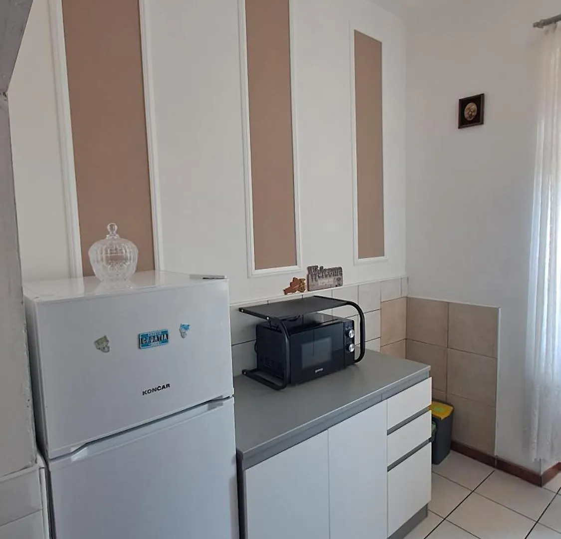 Red Blue With Private Parking And Gray Blue Apartment Pula Croatia
